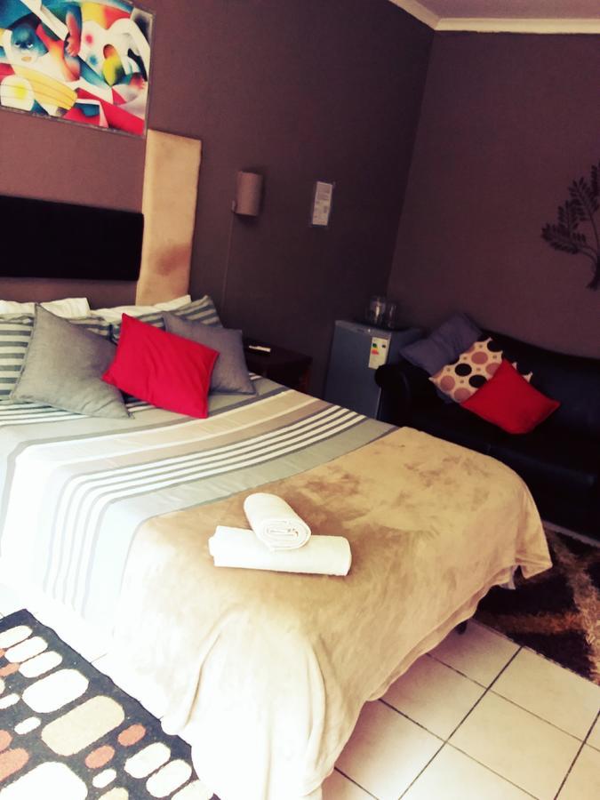 Larona Inn Mafikeng Exterior photo